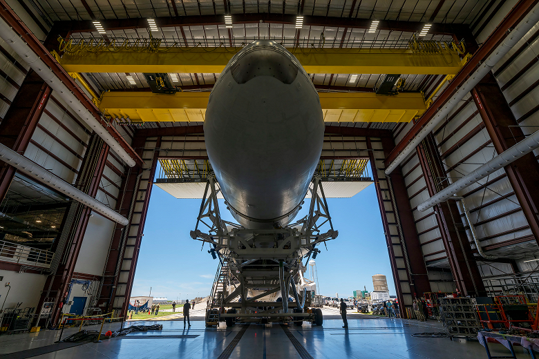 Огромную ракету SpaceX Falcon Heavy доставили на стартовую площадку перед десятым запуском. Но шансы на старт невысоки